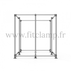 Stand-Display-Würfel für Plane in Rohrstruktur.