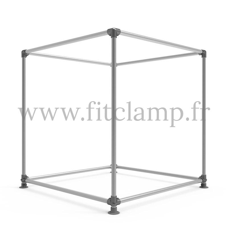 Cubo expositor sobre soporte para lona publicitaria de estructura tubular