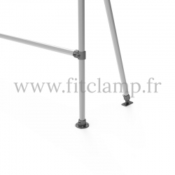 Fixed display frame for tension banner on aluminium tubular structure. Foot detail.