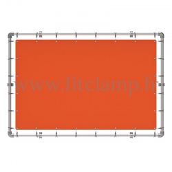 Wanddisplay-Rahmen mit Spannplane in Rohrstruktur.