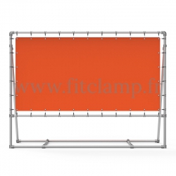 Mobiler Display-Rahmen mit Spannplane in Rohrstruktur.