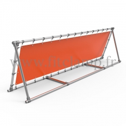 Schräger Display-Rahmen mit Spannplane in Rohrstruktur.