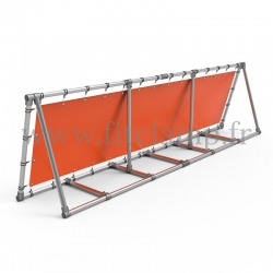 Schräger Display-Rahmen mit Spannplane in Rohrstruktur.