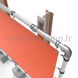 Cadre d’affichage grand format avec bâche tendue en structure tubulaire. Détaille raccord tubulaire.