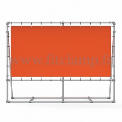 Mobiler Display-Rahmen mit Spannplane in Rohrstruktur.
