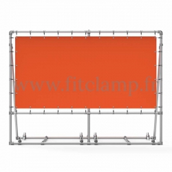 Mobiler Display-Rahmen mit Spannplane in Rohrstruktur.